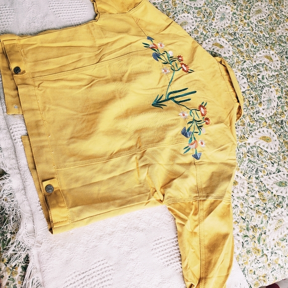 Yellow jean jacket w/ floral embroidery - Picture 4 of 4